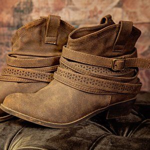 Not Rated Boots size 4